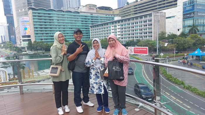 Rahma dan keluarga dari Depok foto bersama di Jakarta