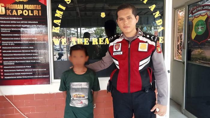 Ripansyah, bocah 12 takut nekat naik ojek dari Panimbangan, Banten, ke Bandara Soekarno Hatta (Soetta). Ripansyah yang terlantar lalu diselamatkan polisi dan diterbangkan ke Kalteng untuk bertemu ibunya.