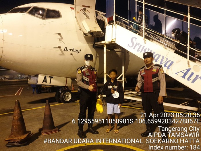 Ripansyah, bocah 12 takut nekat naik ojek dari Panimbangan, Banten, ke Bandara Soekarno Hatta (Soetta). Ripansyah yang terlantar lalu diselamatkan polisi dan diterbangkan ke Kalteng untuk bertemu ibunya.