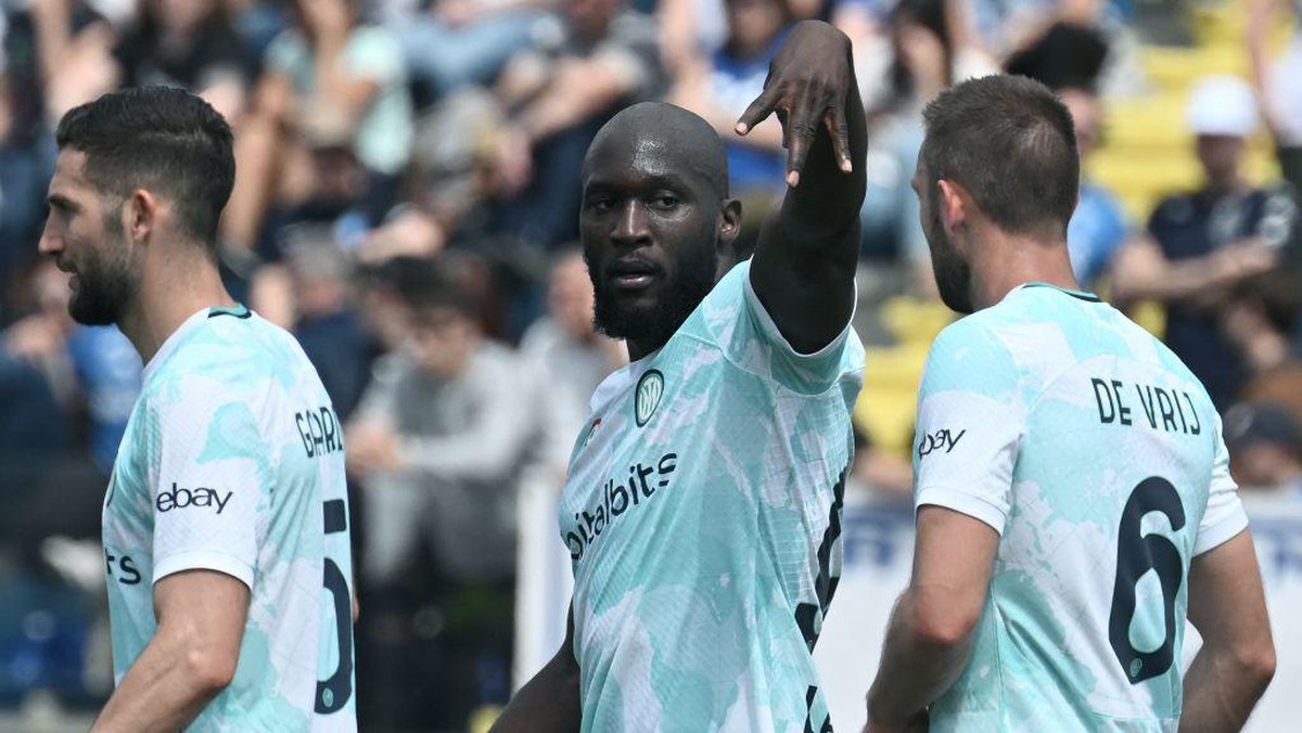 Lukaku (tengah) merayakan golnya ke gawang Empoli. Foto: AFP via Getty Images/TIZIANA FABI