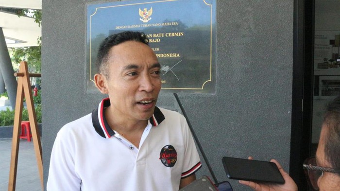 Santo Malur, pemandu wisata Goa Batu Cermin yang mendampingi Jokowi Santo Malur, pemandu wisata (guide) Jokowi saat mengunjungi objek wisata Goa Batu Cermin mengaku bahagia bisa mendampingi kepala negara.