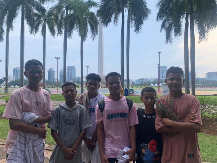 Santri-santri dari wilayah timur Indonesia tidak bisa mudik Lebaran dan memilih liburan di Monas (Mulia/detikcom)
