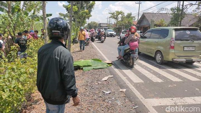 Sekeluarga naik motor tabrakan dengan Honda CRV di Bojonegoro, satu orang tewas.