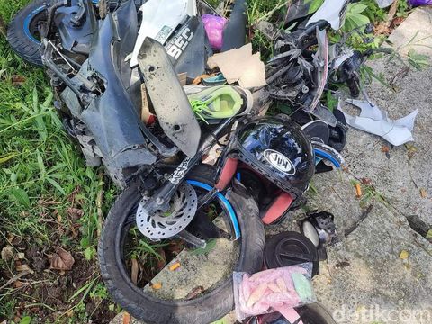 Sekeluarga naik motor tabrakan dengan Honda CRV di Bojonegoro, satu orang tewas.