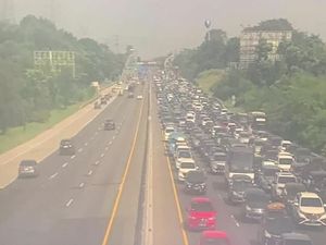 Lalin Usai Tol MBZ Arah Cikampek Macet Parah, Antre Masuk Contraflow