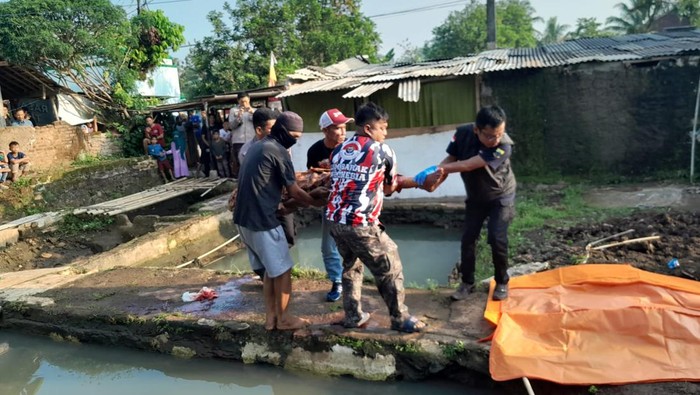 Seorang pria tewas di samping kolam dengan bersimbah darah dan luka bacok di bagian kepala