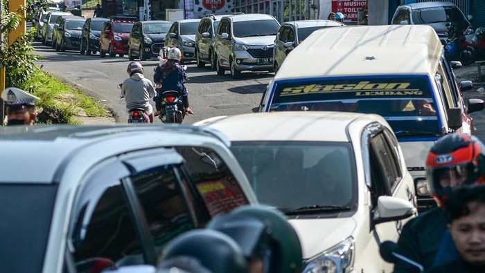 Kendaraan terjebak kemacetan saat pemberlakuan satu arah di Lembang, Kabupaten Bandung Barat, Jawa Barat, Minggu (23/4/2023). Polres Cimahi memberlakukan satu arah menuju kawasan wisata Lembang secara situasional guna mengurai kepadatan kendaraan. ANTARA FOTO/Raisan Al Farisi/rwa.