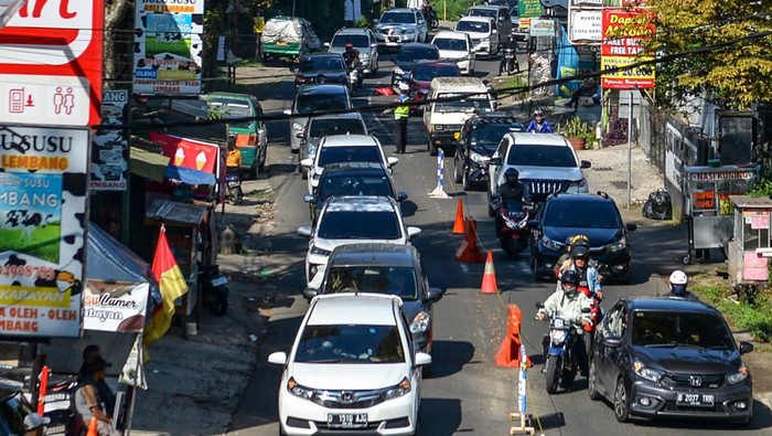 Kendaraan terjebak kemacetan saat pemberlakuan satu arah di Lembang, Kabupaten Bandung Barat, Jawa Barat, Minggu (23/4/2023). Polres Cimahi memberlakukan satu arah menuju kawasan wisata Lembang secara situasional guna mengurai kepadatan kendaraan. ANTARA FOTO/Raisan Al Farisi/rwa.