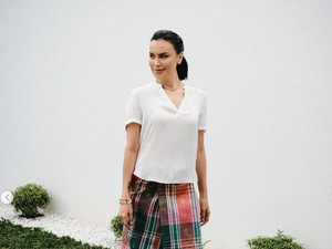 Sophia Latjuba Tampil Unik di Hari Lebaran, Tetap Cantik Pakai Kain Sarung