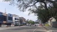 Hanya ada beberapa kendaraan yang melintas di kawasan Lapangan Merdeka Medan itu. (Raja Malo Sinaga/detikSumut)