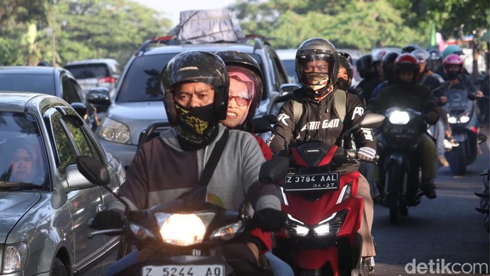 Suasana arus lalu lintas di Kawasan Nagreg, Kabupaten Bandung, Minggu (23/4/2023). Suasana arus lalu lintas di Kawasan Nagreg, Kabupaten Bandung, Minggu (23/4/2023).