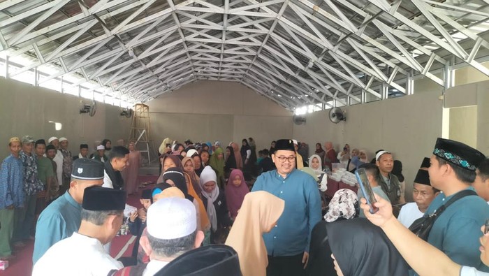 Muhamad Abdul Azis Sefudin atau yang akrab dipanggil Kang Azis turut merayakan hari raya Idul fitri 1444 H di tenda pengungsian bersama para penyintas gempa Kecamatan Cugenang, Cianjur, Sabtu (22/4/2023).