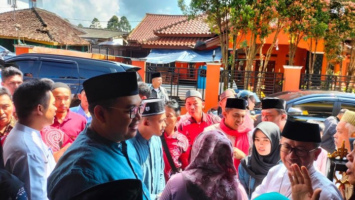 Muhamad Abdul Azis Sefudin atau yang akrab dipanggil Kang Azis turut merayakan hari raya Idul fitri 1444 H di tenda pengungsian bersama para penyintas gempa Kecamatan Cugenang, Cianjur, Sabtu (22/4/2023).