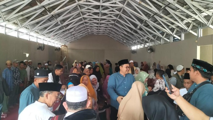 Muhamad Abdul Azis Sefudin atau yang akrab dipanggil Kang Azis turut merayakan hari raya Idul fitri 1444 H di tenda pengungsian bersama para penyintas gempa Kecamatan Cugenang, Cianjur, Sabtu (22/4/2023).