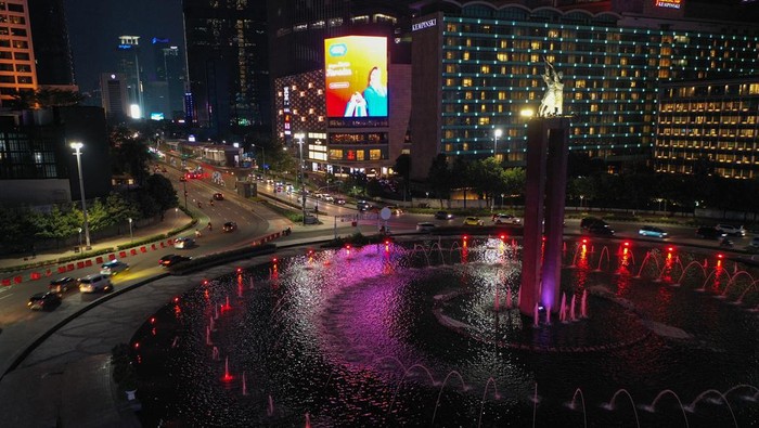Foto udara suasana lalu lintas di Bundaran Semanggi, Jakarta, Minggu (23/4/2023). Berdasarkan data Jasa Marga, sebanyak 500 ribu kendaraan meninggalkan wilayah Jabodetabek menuju ke sejumlah daerah pada arus mudik 2023 sehingga pada hari kedua Lebaran 1444 H sejumlah ruas jalan di Ibu Kota terpantau lengang dari hari biasanya. ANTARA FOTO/Indrianto Eko Suwarso/nym.