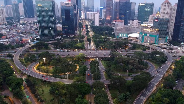 Foto udara suasana lalu lintas di Bundaran Semanggi, Jakarta, Minggu (23/4/2023). Berdasarkan data Jasa Marga, sebanyak 500 ribu kendaraan meninggalkan wilayah Jabodetabek menuju ke sejumlah daerah pada arus mudik 2023 sehingga pada hari kedua Lebaran 1444 H sejumlah ruas jalan di Ibu Kota terpantau lengang dari hari biasanya. ANTARA FOTO/Indrianto Eko Suwarso/nym.