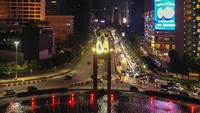 Foto udara suasana lalu lintas di kawasan Bundaran HI, Jakarta, Minggu (23/4/2023).