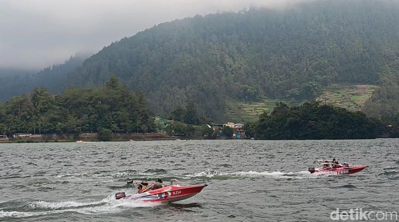 Telaga Sarangan Magetan diserbu pengunjung. Antrean kendaraan mengular