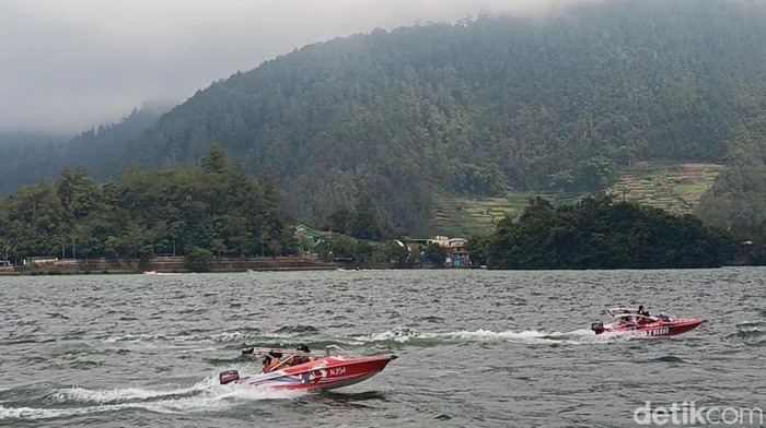 Telaga Sarangan Magetan diserbu pengunjung. Antrean kendaraan mengular