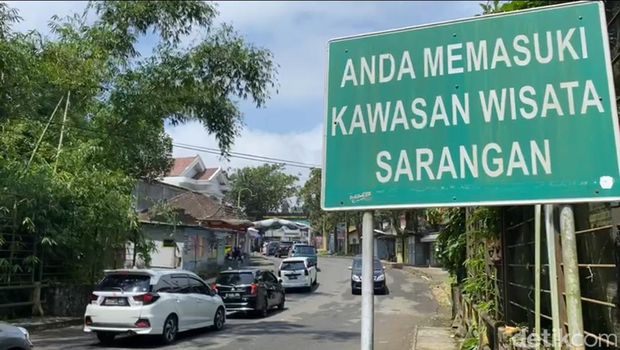 Telaga Sarangan Magetan diserbu pengunjung. Antrean kendaraan mengular