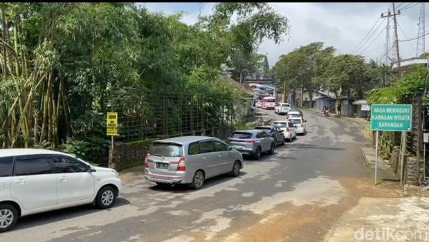 Telaga Sarangan Magetan diserbu pengunjung. Antrean kendaraan mengular
