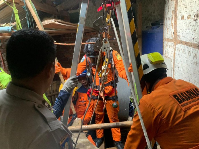 Tim SAR Tasikmalaya melakukan evakuasi warga jatuh ke sumur