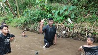 Ada juga ikan warna merah dengan tanda khusus, bagi yang menangkapnya akan mendapat door prize dari panitia. (Foto: Dadang Hermansyah/detikJabar). 