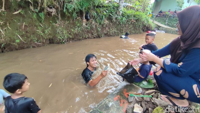 Tradisi ngobeng saat momen Lebaran di Kabupaten Ciamis, Jawa Barat. Tradisi ngobeng saat momen Lebaran di Kabupaten Ciamis, Jawa Barat.