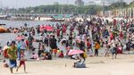Tumpah Ruah Warga di Pantai Karnaval Ancol