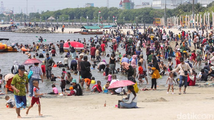 Tumpah Ruah di Pantai Karnaval Ancol Kawasan Ancol selalu menjadi primadona kala libur Lebaran tiba. Salah satunya di Pantai Karnaval yang terlihat ramai warga.