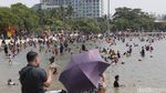 Tumpah Ruah Warga di Pantai Karnaval Ancol