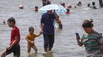 Tumpah Ruah Warga di Pantai Karnaval Ancol