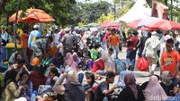 Pada Libur Lebaran ini, pengunjung Ancol dikenai biaya Rp 280.000 per tiket untuk unit rekreasi terusan, sedangkan untuk pengunjung yang hanya ingin ke pantai hanya membayar Rp 25.000 per orang.
