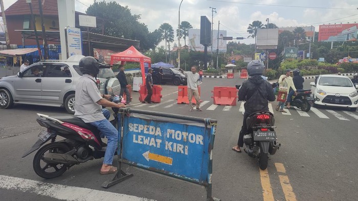 Urai Kepadatan Polisi Terapkan One Way Puncak Bogor Menuju Jakarta 6087