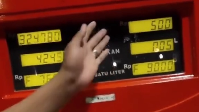 Video seorang pemotor yang mengisi bahan bakar minyak (BBM) seharga Rp 500 viral di medsos. Pemotor itu membayar menggunakan sekeping koin Rp 500. (Tangkapan layar video viral)