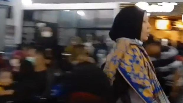 viral ibu kehilangan anak di stasiun pasar turi
