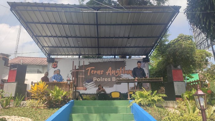 Wah, Wisatawan Bisa Main Angklung di Simpang Gadog Sambil Nunggu One Way (Rizky/detikcom)