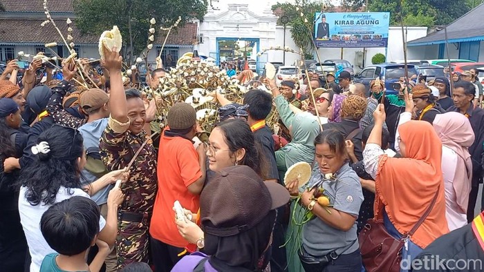 Warga berebut gunungan dalam Garebek Syawal di Keraton Solo, Minggu (23/4/2023).