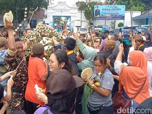 Meriahnya Garebek Syawal di Keraton Solo, Pemudik Ikut Berebut Gunungan