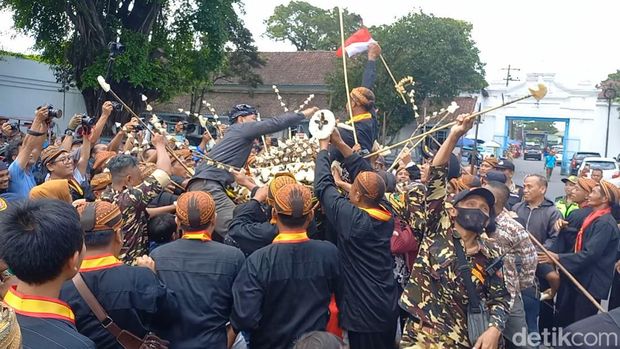 Warga berebut gunungan dalam Garebek Syawal di Keraton Solo, Minggu (23/4/2023).