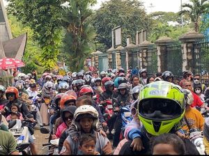 Makin Siang Antrean Pengunjung Ragunan Makin Panjang