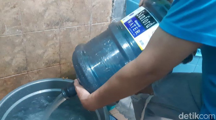 Warga terpaksa membeli air galon gegara air SPAM di Batam tak mengalir.