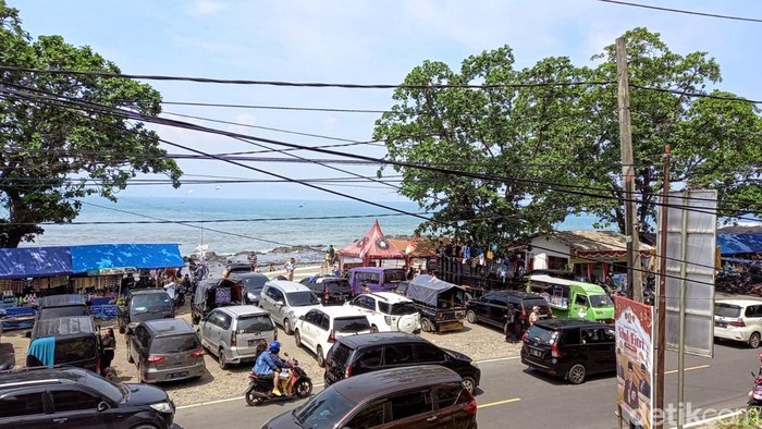 Wisatawan mulai memadati sejumlah objek wisata di Kabupaten Sukabumi, Minggu (23/4/2023) seperti di kawasan Karang Hawu.
