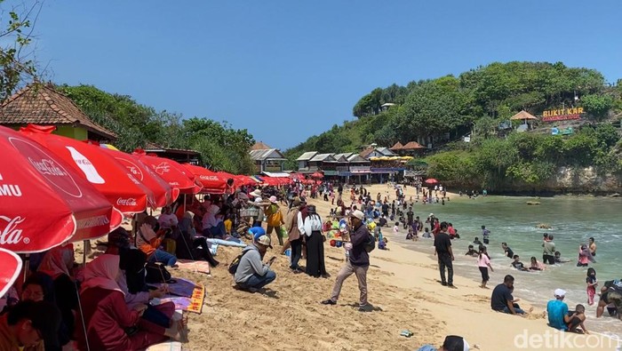 Pantai Indrayanti, Kapanewon Tanjungsari, Kabupaten Gunungkidul.