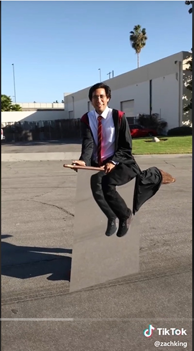 TikTok memang dikenal kerap kali menyajikan beragam konten menarik di dalamnya. Berikut ini daftar 10 video TikTok yang memiliki jumlah penonton terbanyak.