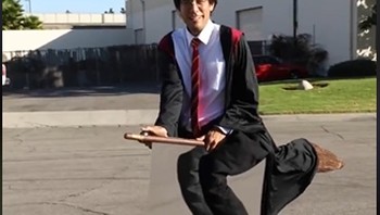 Ilusi Sapu Terbang Harry Potter dari Zach King - 2,2 miliar view. Foto: (TikTok).