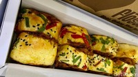 Roti abon gulung tersedia dalam 3 varian yaitu ayam, sapi, dan sapi pedas. Harganya mulai dari Rp 56.000 per kotak isi 8.