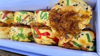 Roti ini terasa manis gurih karena di antaranya ada olesan yang terdiri dari campuran susu dan mayonnaise. Roti ini tahan 4 hari di suhu ruang. 