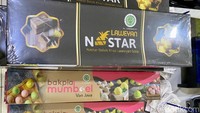 Selain roti abon gulung, tersedia pilihan oleh-oleh khas Solo lainnya. Misalnya ada Nastar Laweyan dan Bakpia Mumboel yang juga tergolong kekinian.