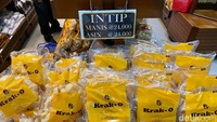 Intip manis seharga Rp 24 ribu per bungkus ini bisa jadi pilihan. Intip merupakan olahan kerak nasi khas Solo.